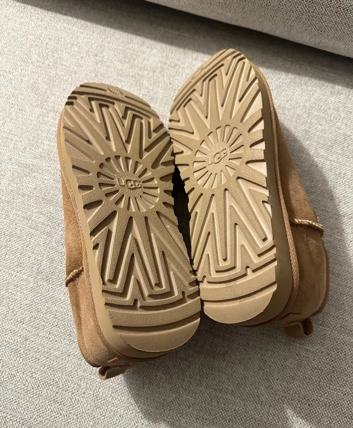 Ugg Classic Ultra Mini Bottes taille 37 - photo numéro 2