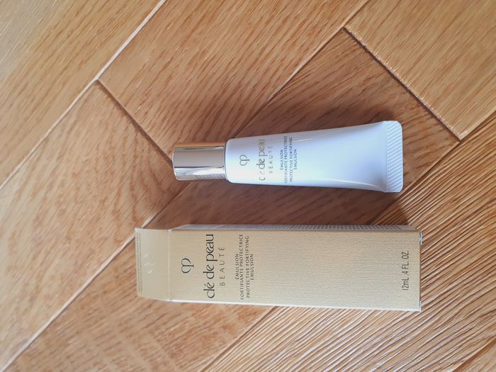 Émulsion fortifiante protectrice "CLE DE PEAU BEAUTE" 12 ml Neuf dans boite. - photo numéro 2