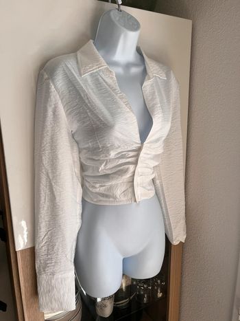Chemise satinée courte à boutons