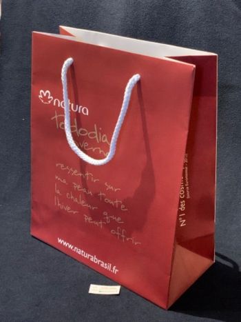 Un sac carton imprimé Natura Brasil