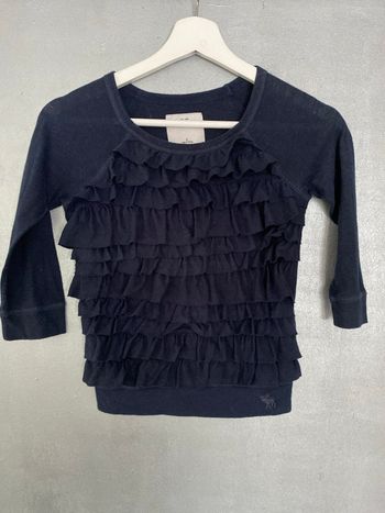 Top bleu marine à manches 3/4 avec volants et logo Abercrombie