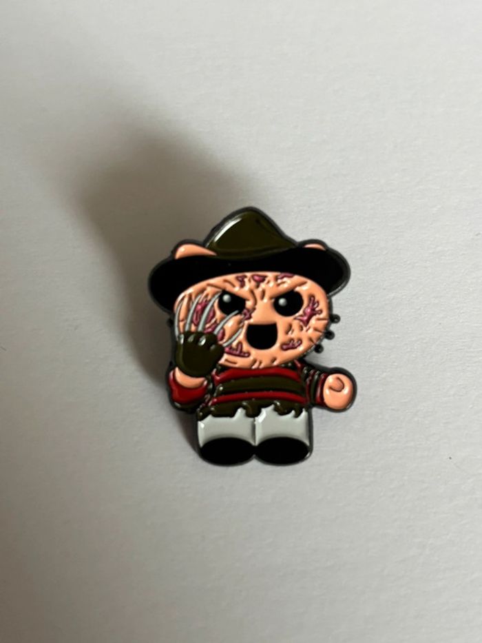 Pins Miaoudy Krueger – Les Griffes de la Litière