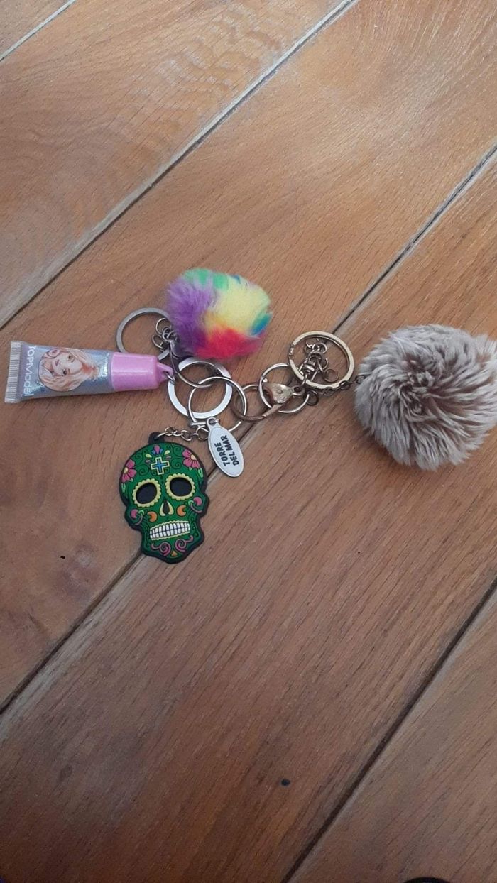 Porte clefs et rouge à levre