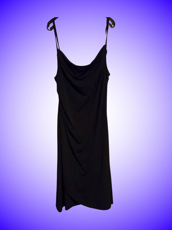 Robe Noire Jennyfer Fluide Bretelles Fines – Col Drapé & Fente Latérale – Très Bon État