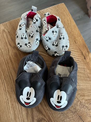 Lot 2 paires de chaussons Mickey