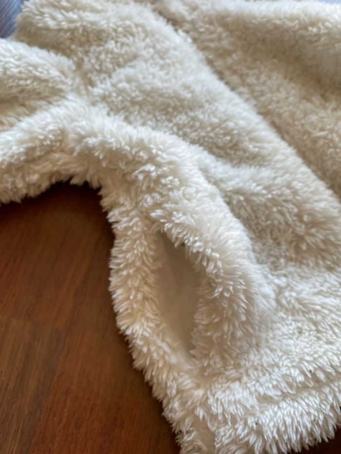 Veste fausse fourrure blanche à paillettes - photo numéro 4