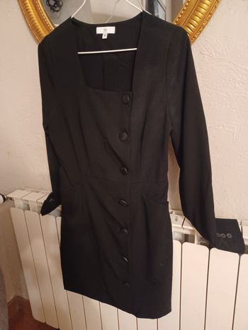 Robe noire boutonnée d'en haut jusqu'au  bas taille 36
