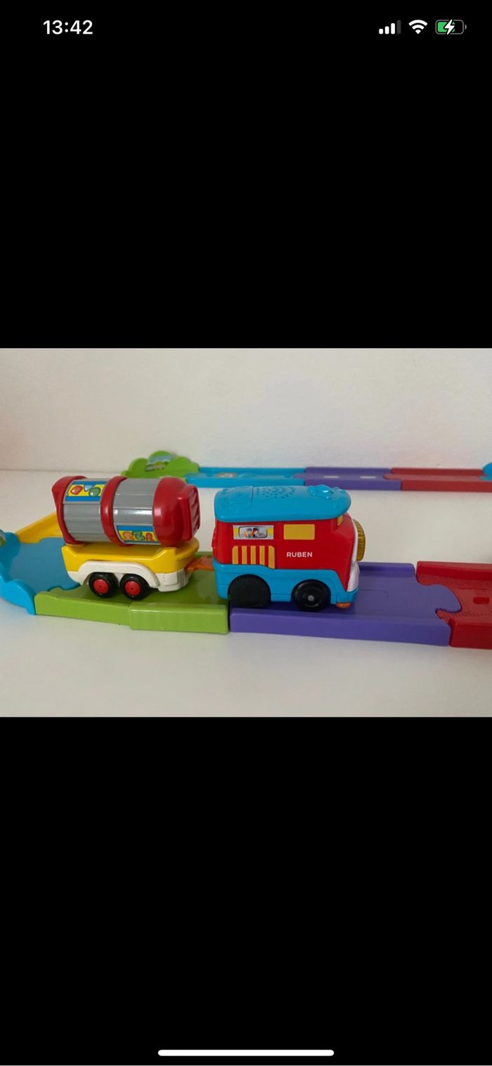 Circuit train tut tut bolides + train Ruben et la citerne Vtech - photo numéro 2