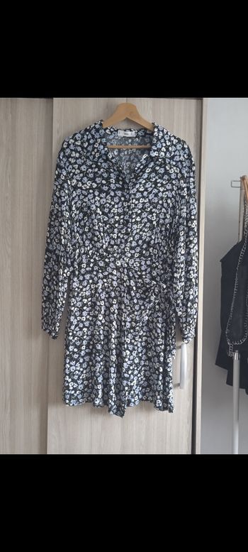 Jolie robe avec ses beaux motifs fleuris 