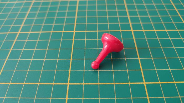Pion rouge mademoiselle Rose en l'état Cluedo miro-meccano pièce détachée jeu de société #E26 - photo numéro 2