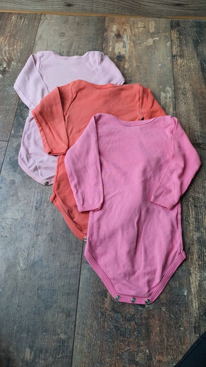 Lot de body petit bateau 12 mois en très bon état 🙂 sauf un tâché - photo numéro 5