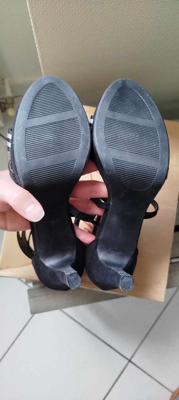 Sandales à talons noir et blanc à -40% neuves - photo numéro 5