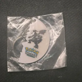 Porte clé Pokemon précommande noir et blanc