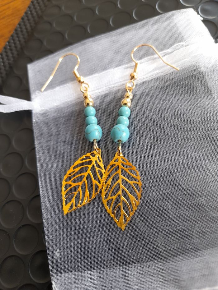 Boucles d'oreilles pendantes Turquoise et feuille doré - photo numéro 2