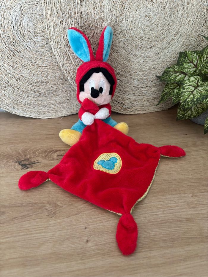 Doudou Mickey capuche lapin mouchoir rouge Disney