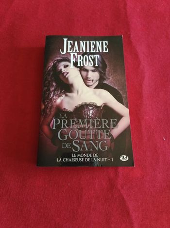 La première goutte de sang " Le monde de la chasseuse de la nuit " tome 1 " Jeaniene Frost "