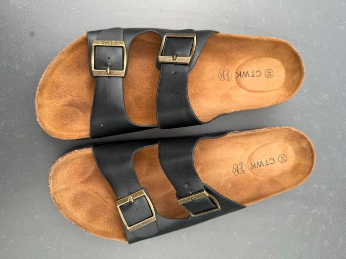 Paire de sandales - photo numéro 2