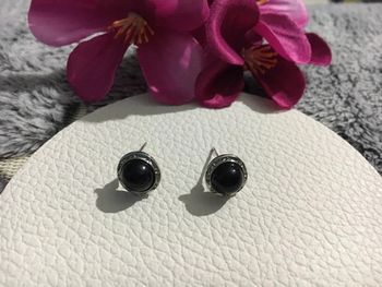 Boucles d’oreilles fantaisie clous noir et métal argenté