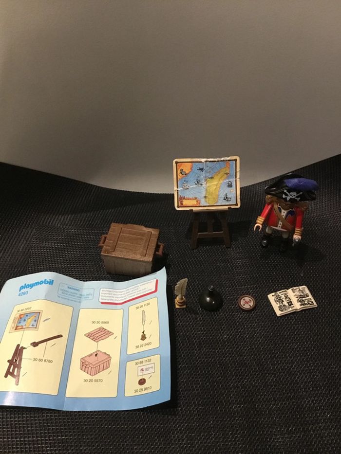 Playmobil figurine capitaine pirate 4293 avec plumier et accessoires