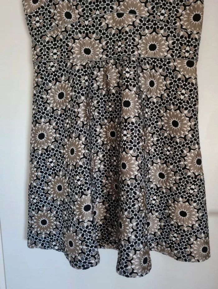 Robe trapèze sans manches à fleurs noir/ taupe/ blanc - photo numéro 3