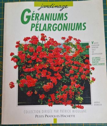 Livre entretien des géraniums en bon état un peu abîmé à l'arrière