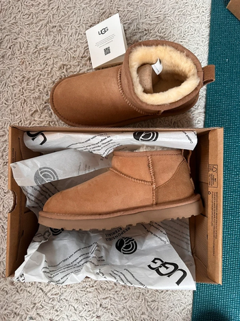 UGG  Boots Mini beige taille 40