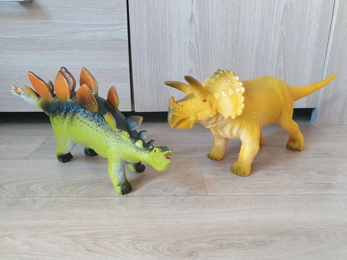 Lot de 2 jouets dinosaures