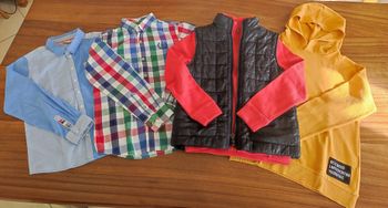 Lot de 5 vêtements garçon taille 10 ans 
1 chemise tape à l'oeil très bon état 
1 chemise El flamenco très bon état 
1 gilet Okaïdi très bon état 
1 veste sans manches Okaïdi neuf 
1 sweat Kiabi neuf