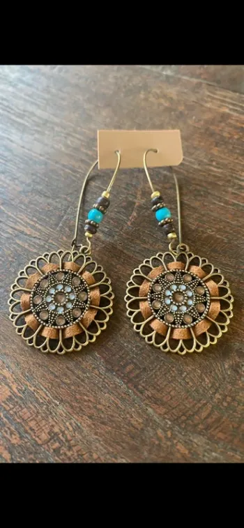 Magnifiques boucles d’oreilles colorées avec fleurs