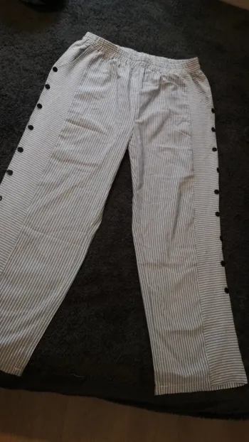Pantalon evaser rayer avec bouton