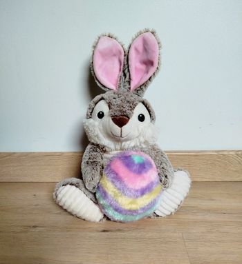Peluche lapin avec oeuf de Pâques