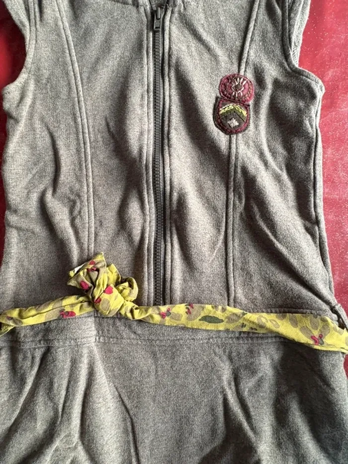 Robe à capuche sans manches 6 ans - photo numéro 2