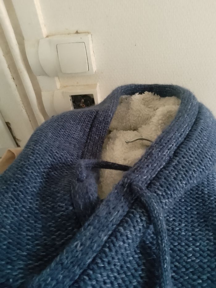 Pull bleu avec capuche - photo numéro 2