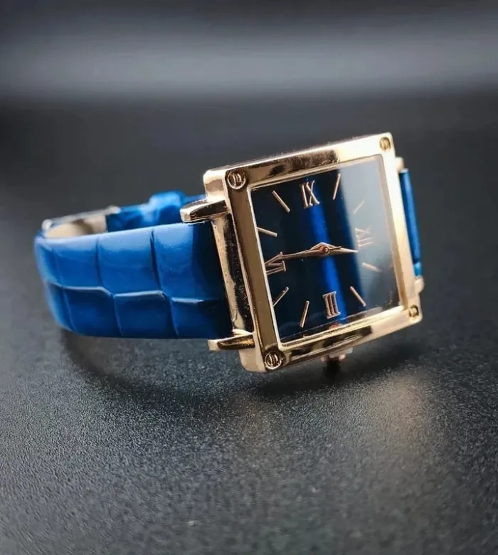 Montre carrée bleu foncé, dorée