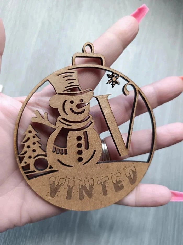 Boule de Noël en bois avec prénom et initiale - photo numéro 2