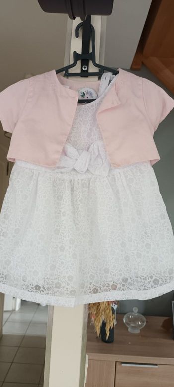Robe blanche  veste rose pale