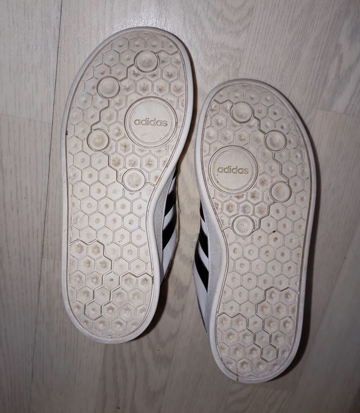 Baskets blanches Adidas 
P. 33 - photo numéro 5