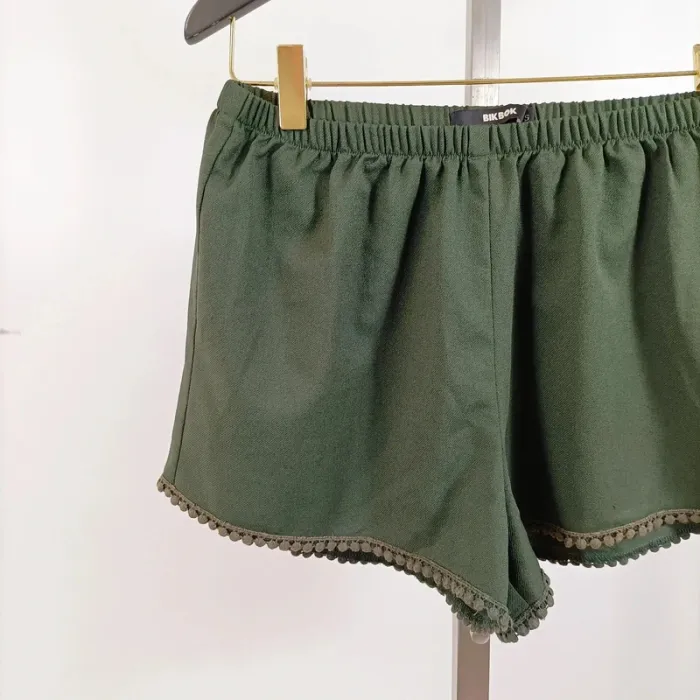 Short vert kaki Bik Bok en maille légère – taille S, détails festonnés à la base A1064 - photo numéro 3