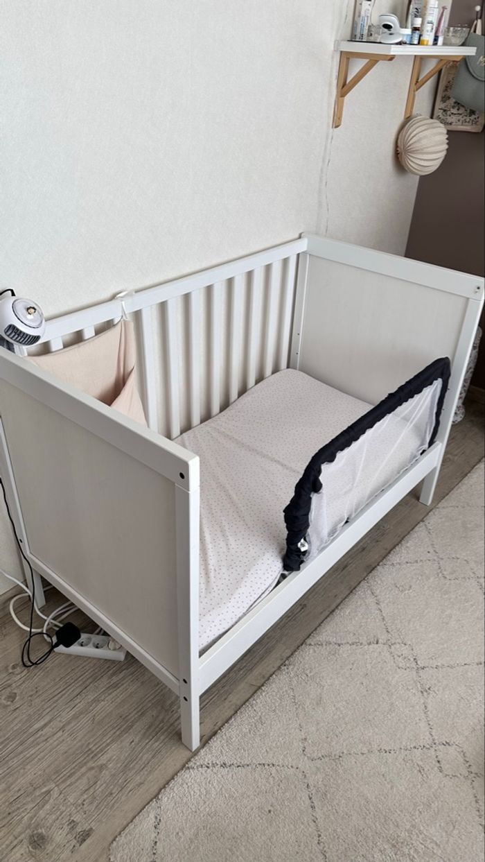 Lit bébé avec matelas et linge de lit - photo numéro 4