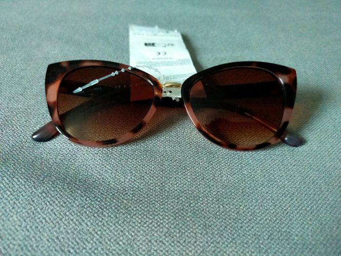 Lunettes de soleil œil de chat rose écaille – Neuves avec étiquette - photo numéro 3
