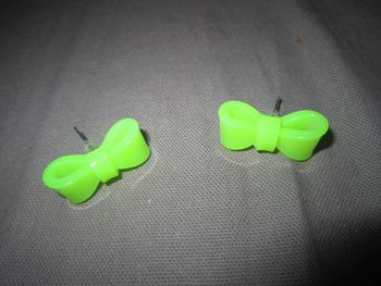 boucles d'oreilles noeuds jaune fluo