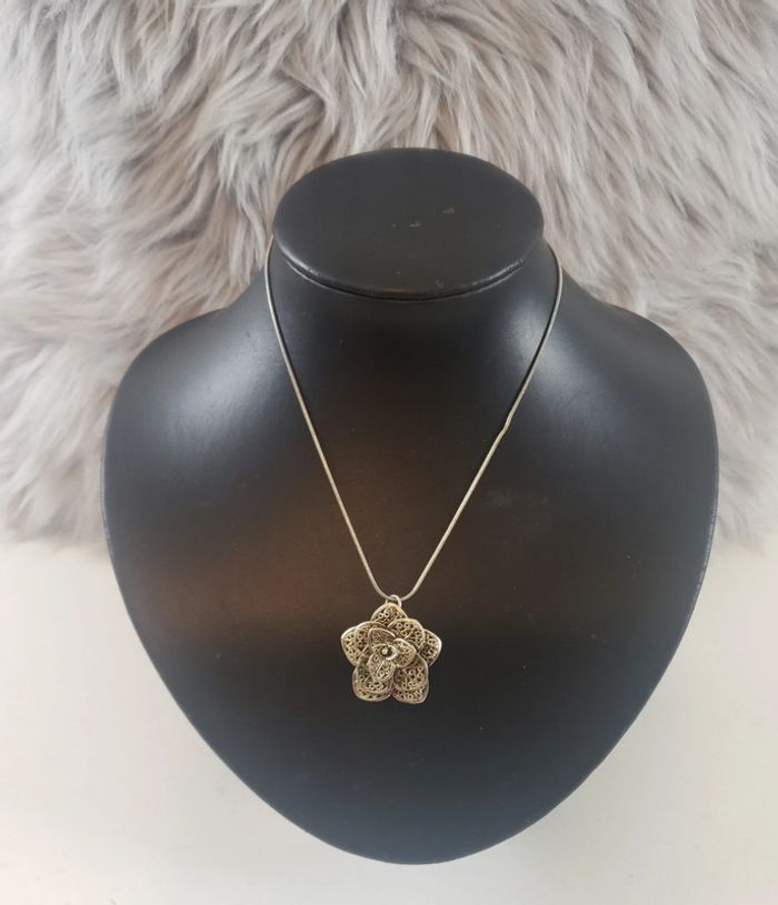Collier pendentif rose