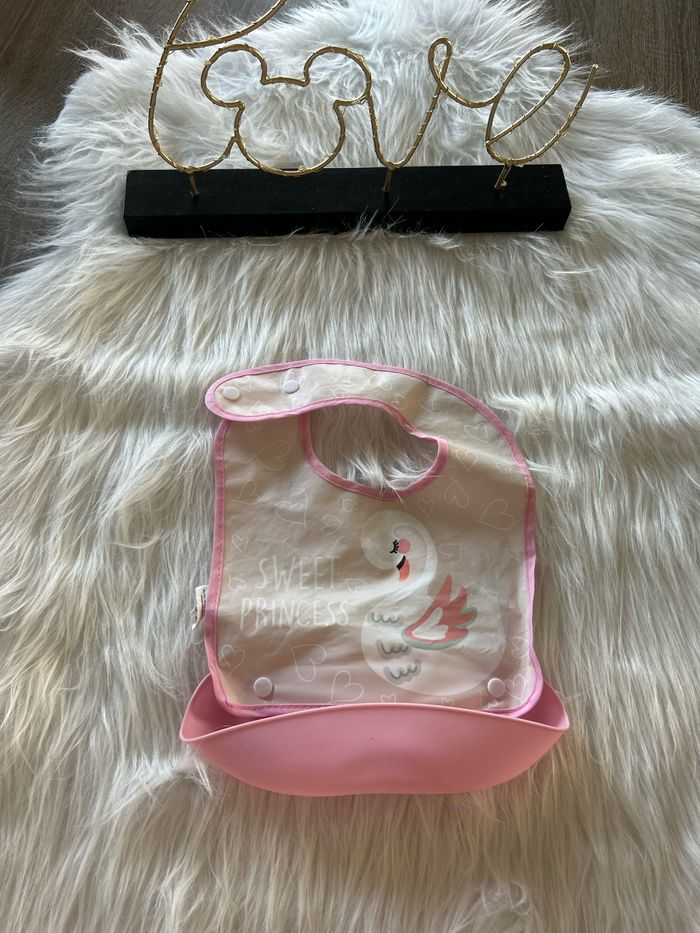 Très beau bavoir en plastique 🥰 - photo numéro 1