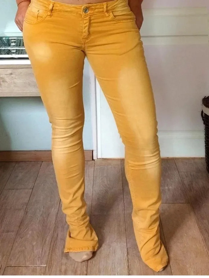 Pantalon  Jeans  droit  Jaune  - Effet peau de pêche  -  Kaporal  -  16  ans =  34  -  Parfait  État - photo numéro 2