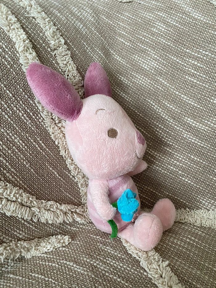 Peluche doudou 27cm Disney Winnie Porcinet cochon rose fleur bleu parfait état - photo numéro 3