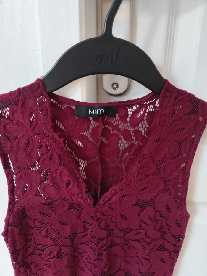 Robe bordeaux en dentelle - photo numéro 3