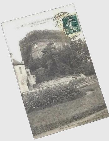 Carte postale ancienne Saint-Sauveur en Puisaye (Yonne) La tour Sarrazine