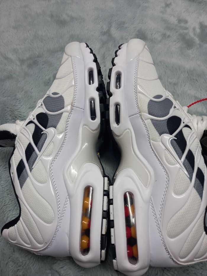 Baskets  Nike Air Max TN  noir, blanc,gris, taille 43