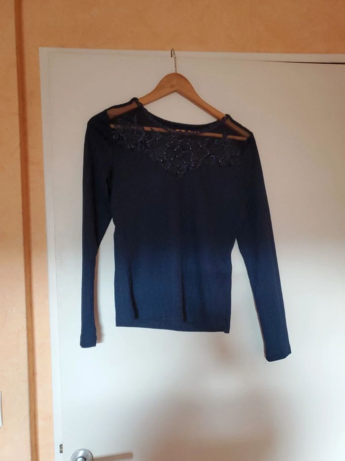 Haut dentelle et perles