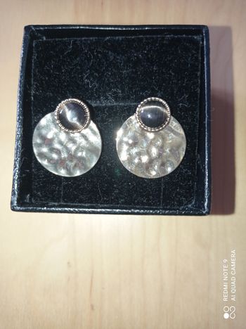 Paire de boucles d'oreilles dorées et noires martelées, NEUVE